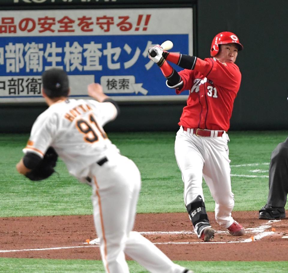 　２回、堀田（手前）から２ランを放つ坂倉（撮影・伊藤笙子）