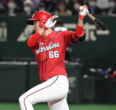 　４回、適時打を放つ遠藤（撮影・棚橋慶太）