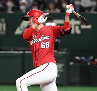 　４回、適時打を放つ遠藤（撮影・棚橋慶太）