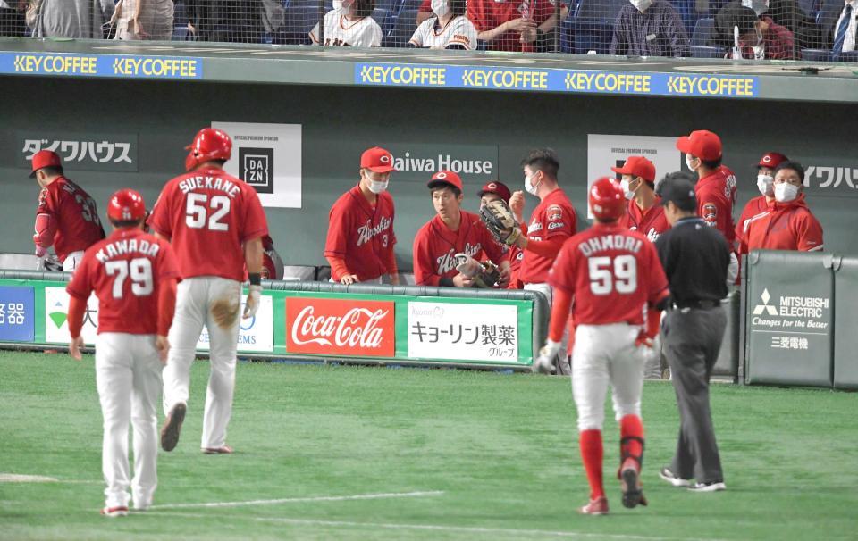 　巨人に３連敗し、がっくりの広島ナイン（撮影・伊藤笙子）