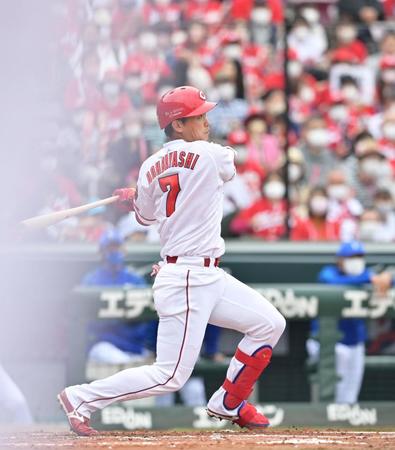 　３回、中越えへ先制２ランを放つ堂林（撮影・立川洋一郎）