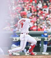 　３回、中越えへ先制２ランを放つ堂林（撮影・立川洋一郎）