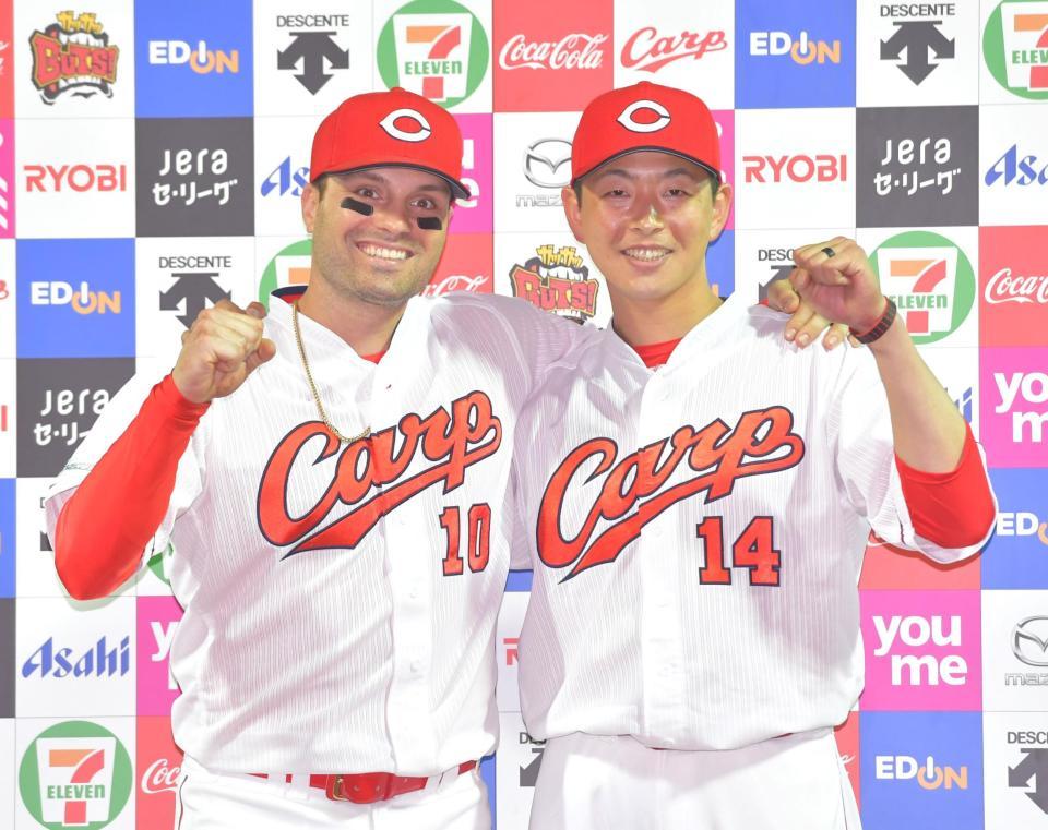 　お立ち台で笑顔を見せるマクブルーム（左）と大瀬良（撮影・立川洋一郎）