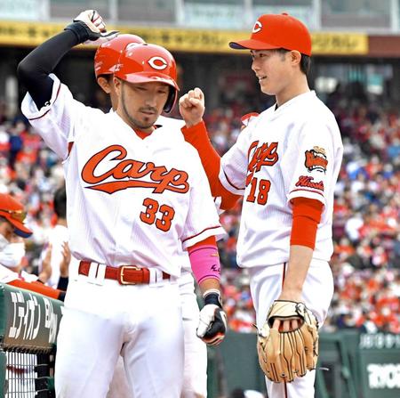 　６回、坂倉の２点適時二塁打で生還した菊池涼（左）とタッチを交わして笑顔の森下（撮影・立川洋一郎）