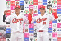 　お立ち台に立ちポーズを決める堂林（左）と森下（撮影・立川洋一郎）