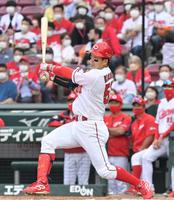 延長１０回、サヨナラの中犠飛を放つ小園（撮影・立川洋一郎）