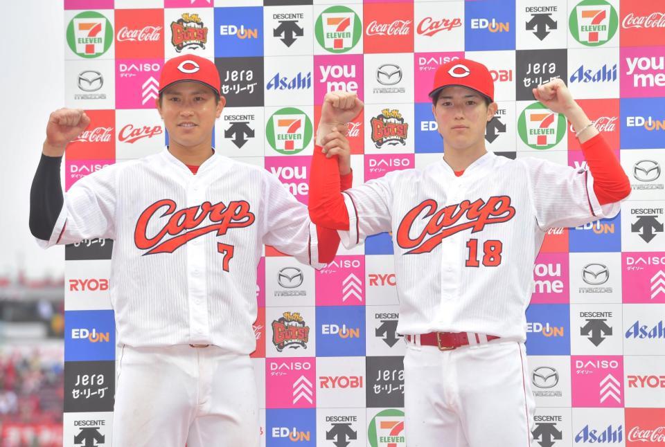 　お立ち台に立ちポーズを決める堂林（左）と森下（撮影・立川洋一郎）