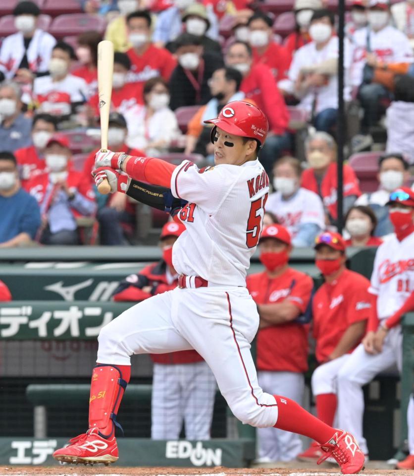 延長１０回、サヨナラの中犠飛を放つ小園（撮影・立川洋一郎）