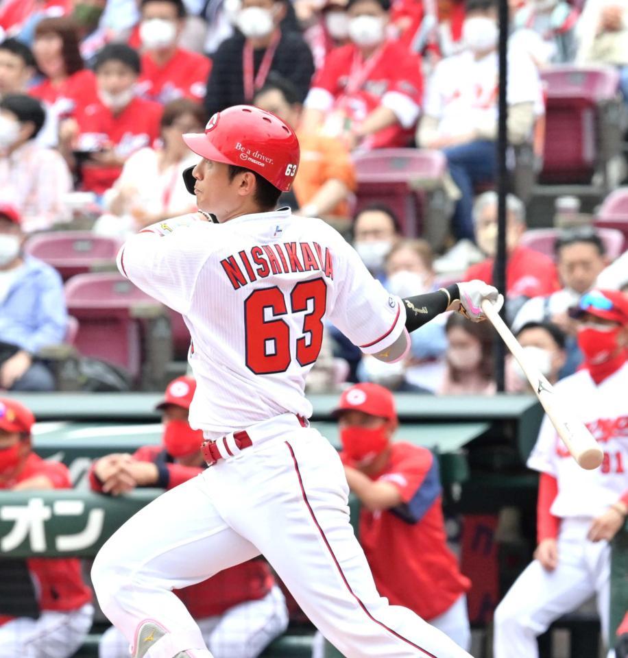 　４回、ライトスタンドへソロを放つ西川（撮影・立川洋一郎）