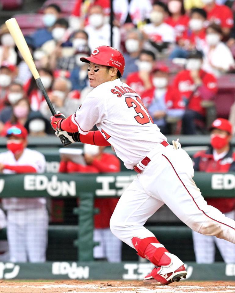 　延長１０回、中前へ適時打を放つ坂倉