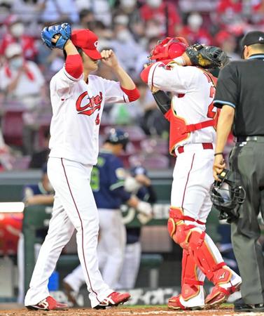 ２回、山田に適時打を打たれ追加点を許した床田（左）。中央奥は生還した二走・塩見（撮影・立川洋一郎）