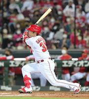 　４回、右中間スタンドへ先制２ランを放つ坂倉（撮影・立川洋一郎）
