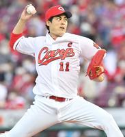 　ヤクルト打線を相手に力投する先発の九里（撮影・立川洋一郎）