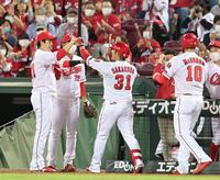 　４回、先制２ランを放った坂倉（３１）とタッチを交わす九里（左端）＝撮影・立川洋一郎