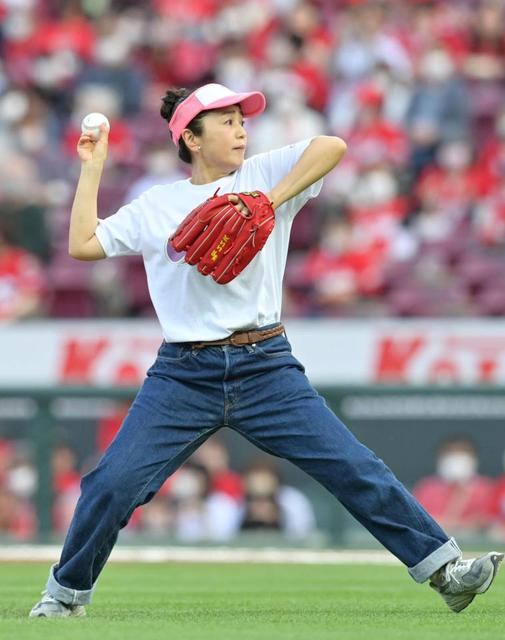 小野文恵アナが地元広島で始球式　大きな拍手浴びる　マウンド前からワンバウンド投球