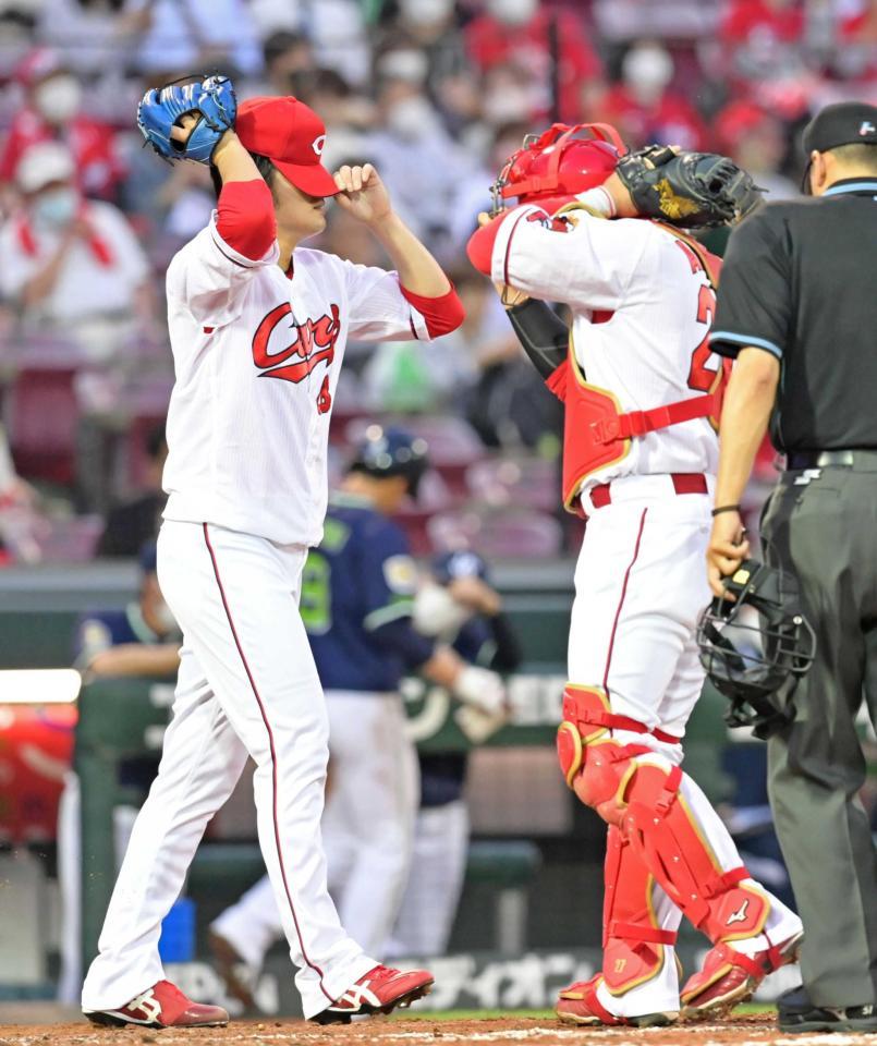 ２回、山田に適時打を打たれ追加点を許した床田（左）。中央奥は生還した二走・塩見（撮影・立川洋一郎）