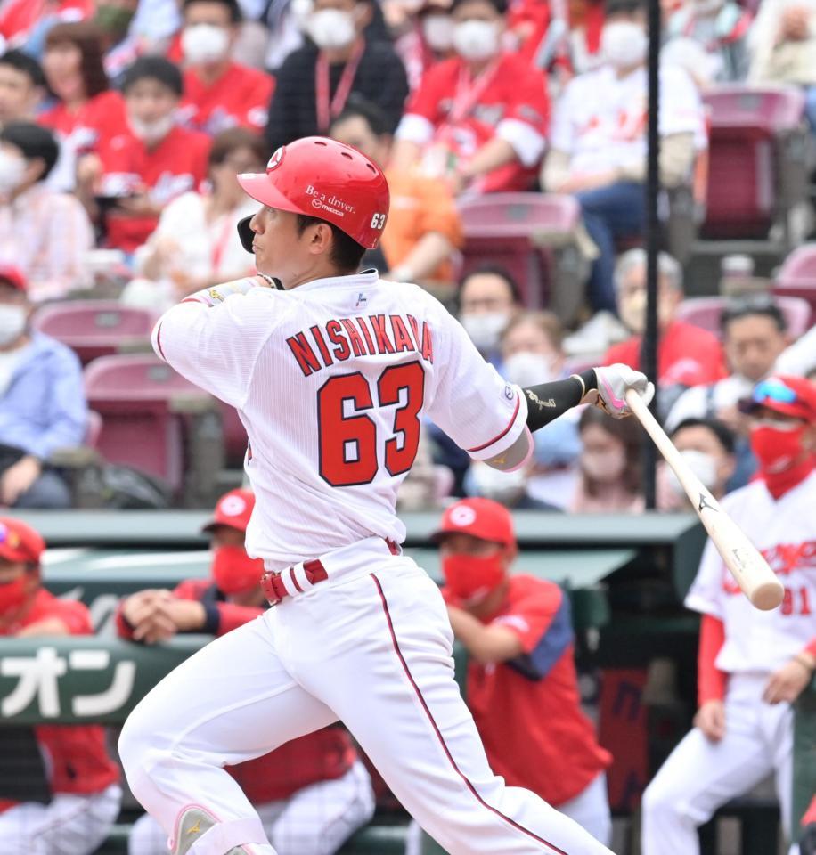 　４回、ライトスタンドへソロを放つ広島・西川（撮影・立川洋一郎）