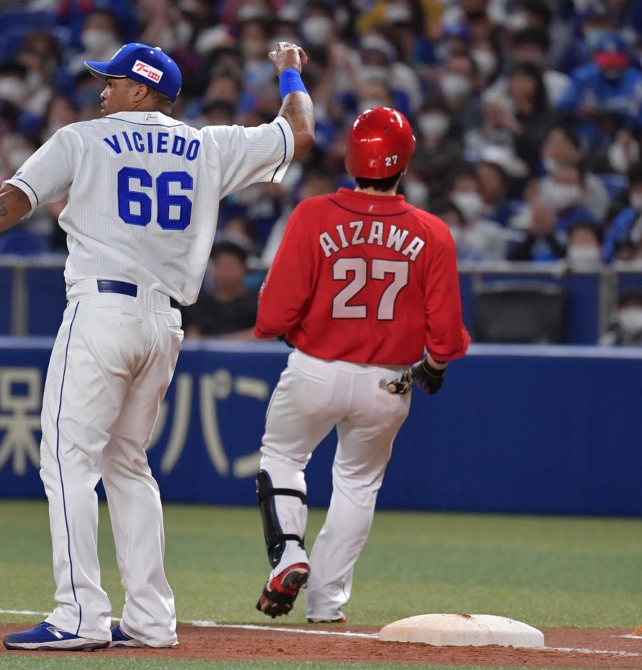 　６回、併殺に倒れる会沢（撮影・神子素慎一）