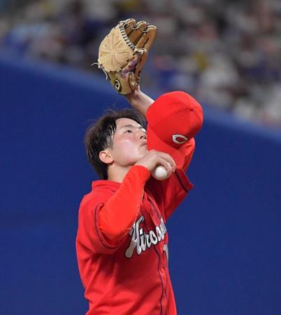 　５回、汗をぬぐう森下（撮影・神子素慎一）