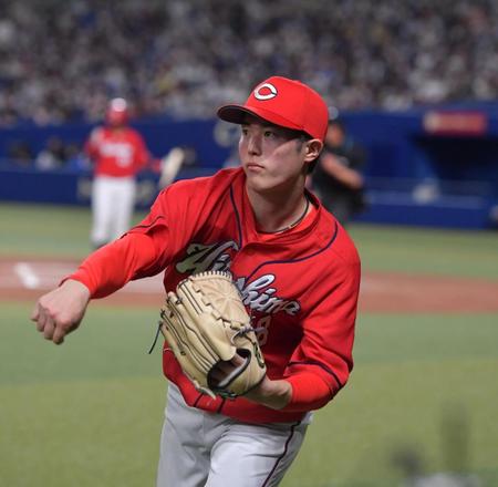 　キャッチボールをする森下。味方の援護を待つ（撮影・神子素慎一）