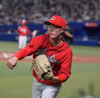 　キャッチボールをする森下。味方の援護を待つ（撮影・神子素慎一）