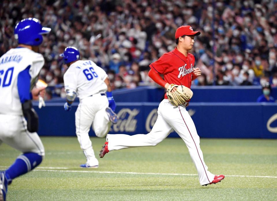 　３回、ビシエド（６６）に２点打を許した玉村（右）＝撮影・神子素慎一