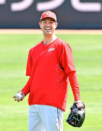 デビュー戦に向けて順調な調整ぶりに笑みがこぼれるアンダーソン（撮影・立川洋一郎）