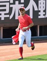 　外野でランニングする菊池涼（撮影・立川洋一郎）
