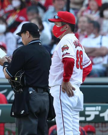 　７回終了後に選手交代を告げる佐々岡監督