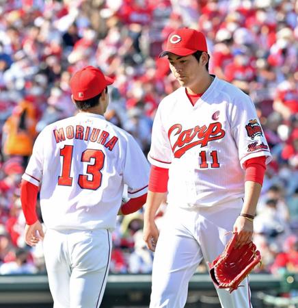 　６回、大城を迎えたところで降板を告げられ肩を落として引き揚げる九里（撮影・立川洋一郎）