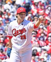 　１回、ウォーカーが打ち上げた飛球を指さす床田（撮影・立川洋一郎）