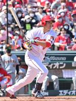 １回裏広島２死一、二塁、右翼線へ２点適時二塁打を放つ広島・床田寛樹＝マツダスタジアム（撮影・立川洋一郎）