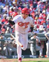 　５回、左前へ適時打を放ちガッツポーズを見せる中村健（撮影・立川洋一郎）