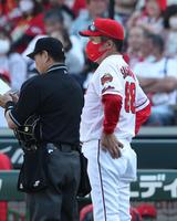 　７回終了後に選手交代を告げる佐々岡監督