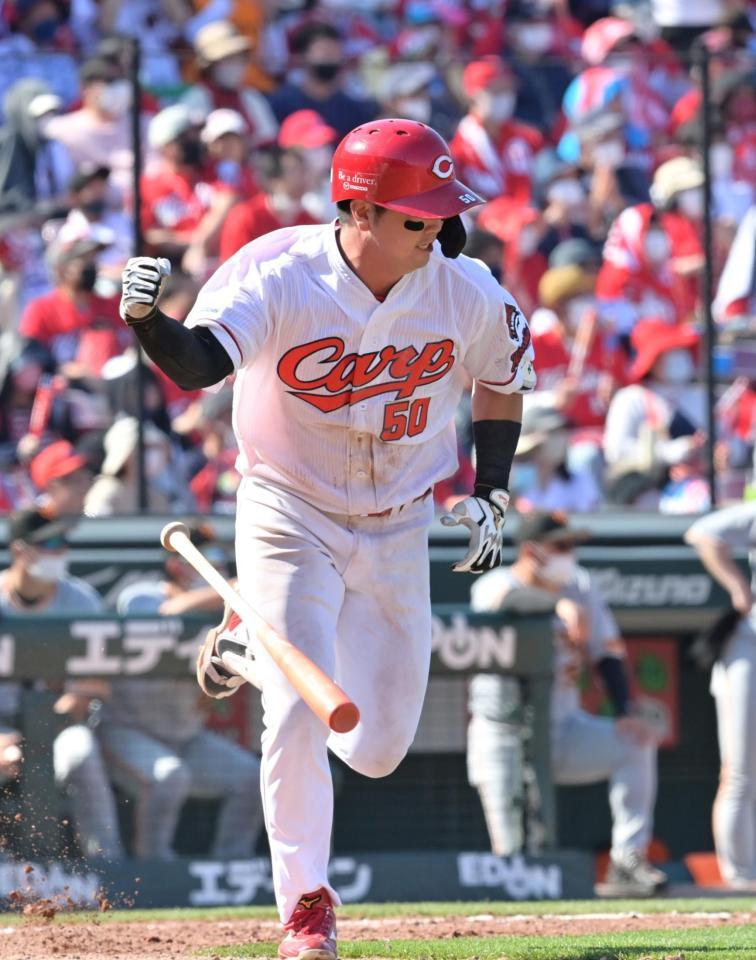 　５回、左前へ適時打を放ちガッツポーズを見せる中村健（撮影・立川洋一郎）