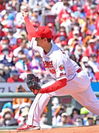 　巨人打線を相手に力投する先発の広島・アンダーソン（撮影・立川洋一郎）