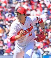 　１回、香月の打球に反応して一塁へ駆ける九里（撮影・立川洋一郎）