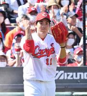 　３回、吉川の右前打で本塁を突いた二走・大城がアウトになり、グラブをたたいて喜ぶ九里（撮影・立川洋一郎）