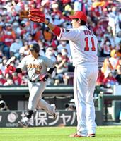 　６回、岡本和（奥）に同点３ランを浴びる九里（撮影・立川洋一郎）