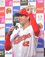 　お立ち台で笑顔を見せるアンダーソン（撮影・立川洋一郎）