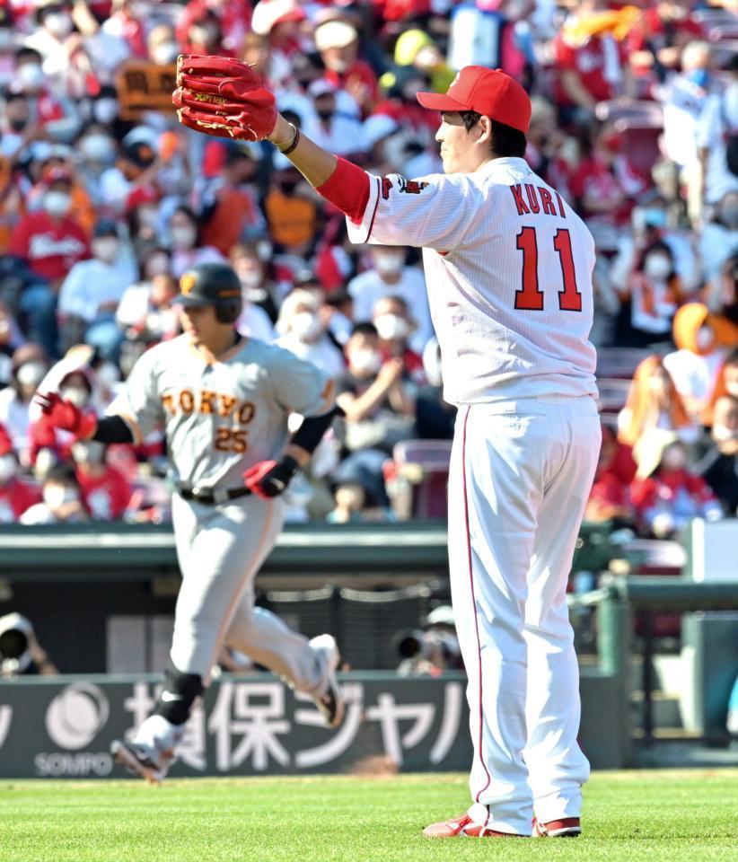 　６回、岡本和（奥）に同点３ランを浴びる九里（撮影・立川洋一郎）