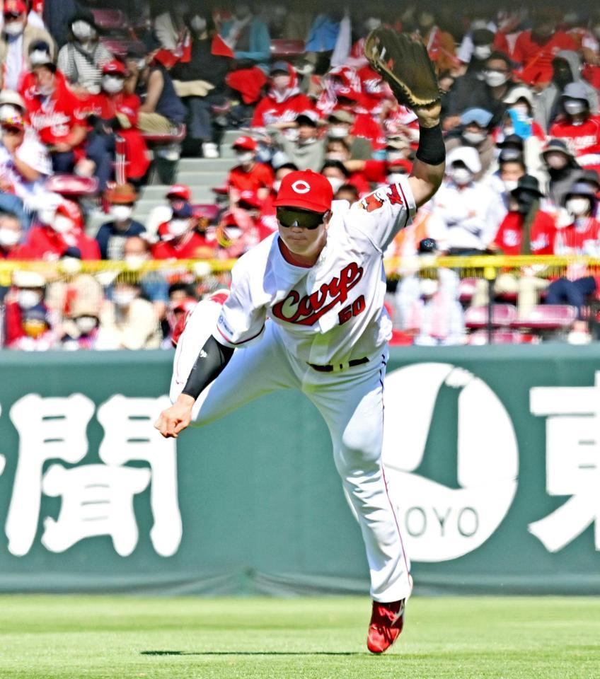 　４回、好返球で二走・香月の本塁突入を阻止する中村健（撮影・立川洋一郎）