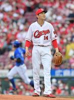 　１回、大田（左）に先制ソロを浴びる大瀬良（撮影・立川洋一郎）