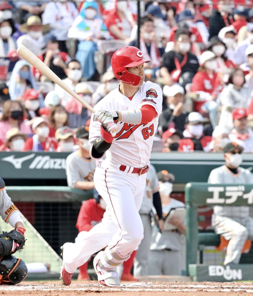 ６回、右中間へ適時二塁打を放つ西川（撮影・立川洋一郎）