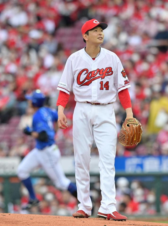 　１回、大田（左）に先制ソロを浴びる大瀬良（撮影・立川洋一郎）