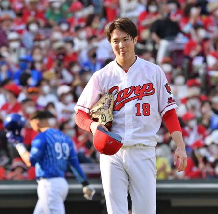 ９回、大和の打球を中堅手・西川が好捕。安堵（あんど）の表情を見せてベンチへ引き揚げる森下（撮影・立川洋一郎）