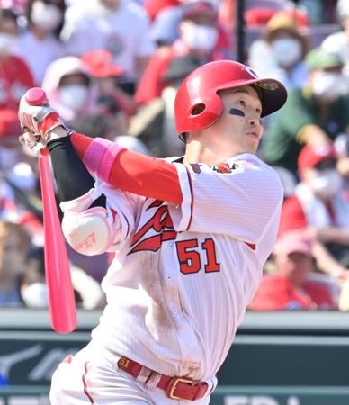 ６回、今季１号ソロを放つ小園（撮影・立川洋一郎）