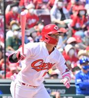 　３回、右翼スタンドへ２ランを放つ西川（撮影・立川洋一郎）