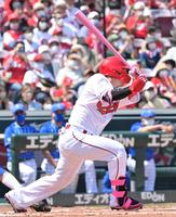 　１回、左前へ先制適時打を放つ西川（撮影・立川洋一郎）