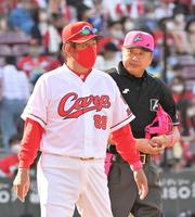 球審に選手交代を告げる佐々岡監督（撮影・立川洋一郎）